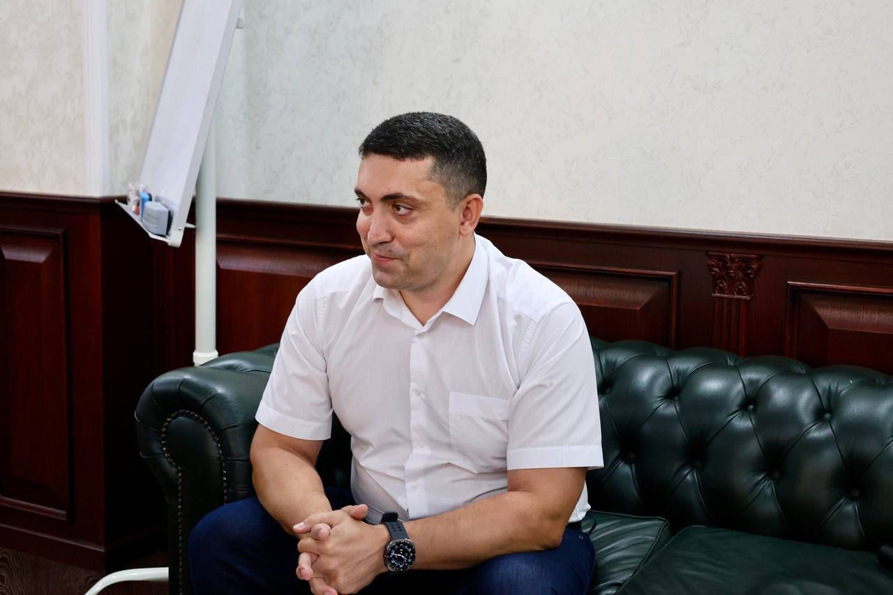 Министр по делам молодежи провел рабочую встречу в Хасавюрте